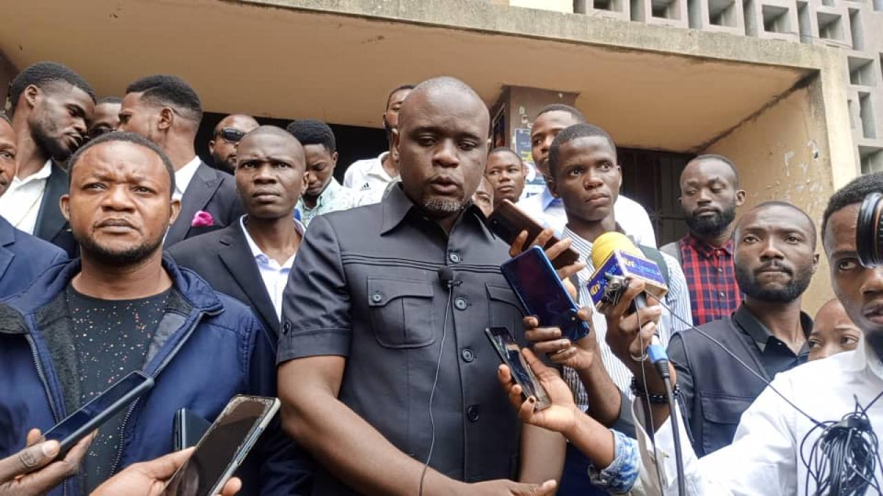 Le Lobbyste-stratège Patrick Onoya s'exprime devant la presse après une conférence-débat qu'il animée avec les étudiants de la Faculté des sciences administratives et Politiques de l'UNIKIN.