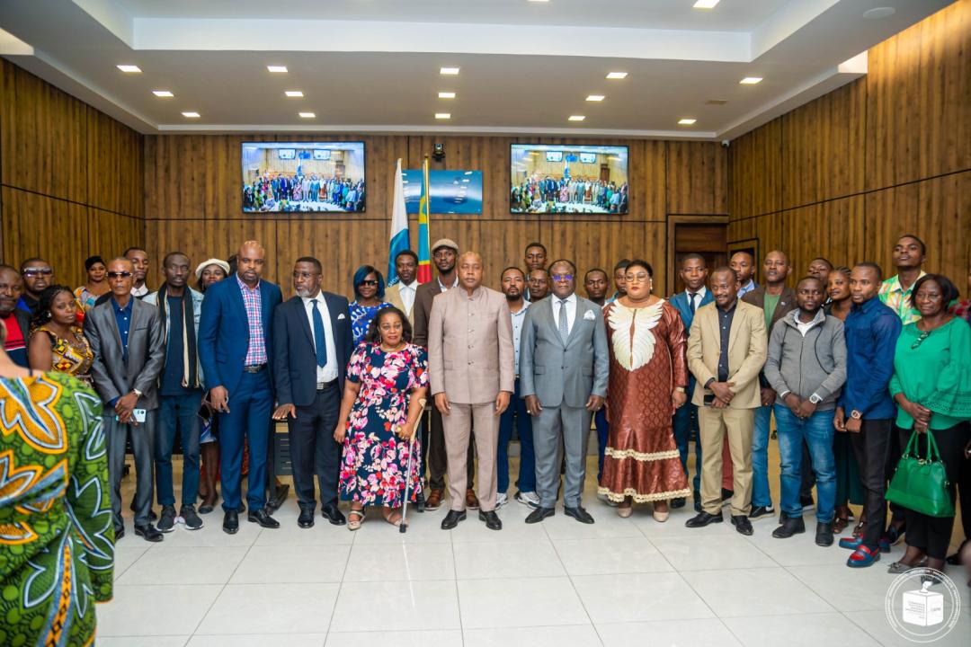 Le président de la CENI, Denis Kadima pose avec la ministre Irène Esambo entouré des membres du bureau de la centrale électorale.