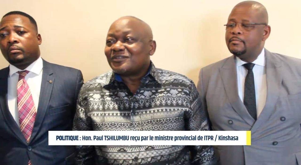 Placé au milieu, le député Paul Tshilumba répond à la presse après l'échange avec le ministre des ITPR.