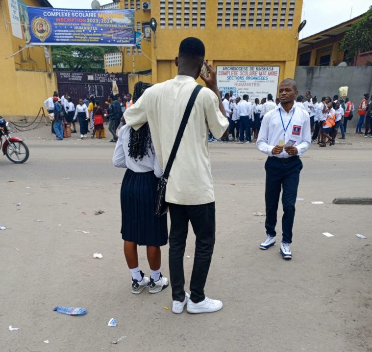 Les finalistes aperçus devant CS Moke, après la passation des épreuves de la session ordinaire de l'examen d'État, jeudi 29 juin 2023.