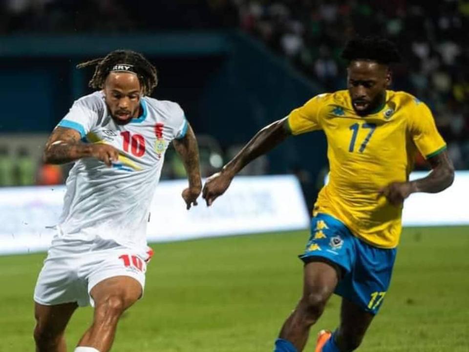 Théo Bongonda en duel avec un joueur gabonais.
