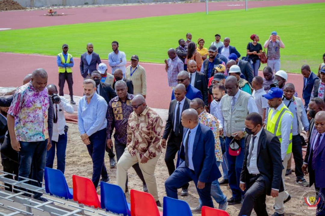 Le Premier ministre au stade Tata Raphaël de la Kethule en pleine visite des travaux.