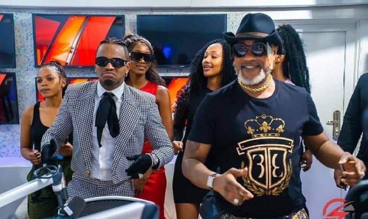 Diamond Platnumz et Koffi Olomide lors d'une émission en Tanzanie.