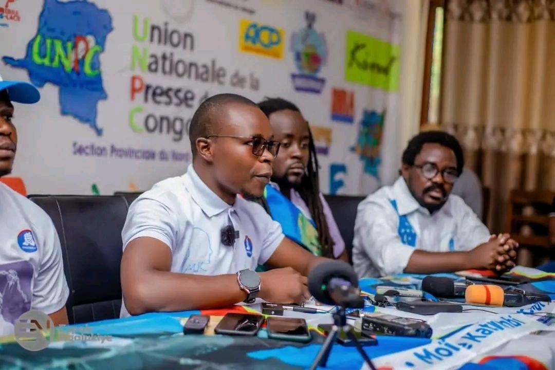 Espoir Ngalukiye lors d'une conférence de presse à Goma.