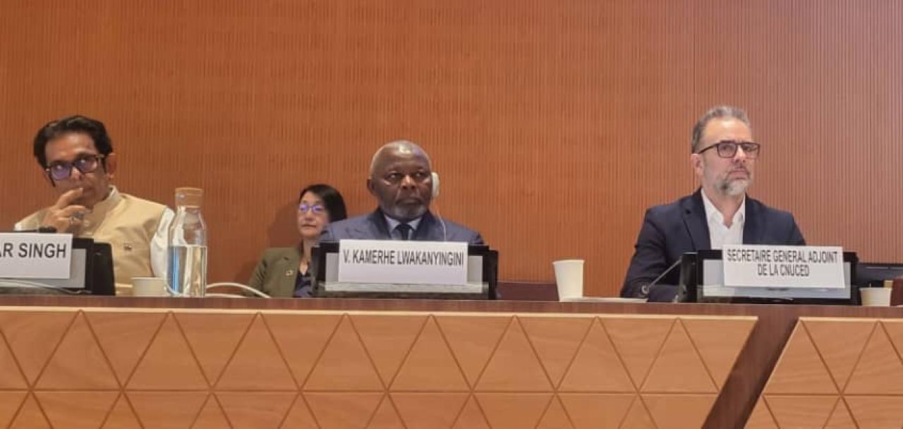 Le VPM congolais de l'économie, Vital Kamerhe entouré du secrétaire général adjoint   de la CNUCED et les membres de l'organisation.