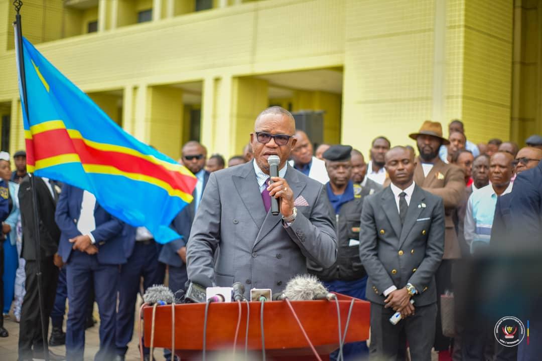 Le VPM Peter Kazadi à l'esplanade du ministère de l'intérieur s'adresse aux présumés criminels, auteurs de kidnapping à Kinshasa.