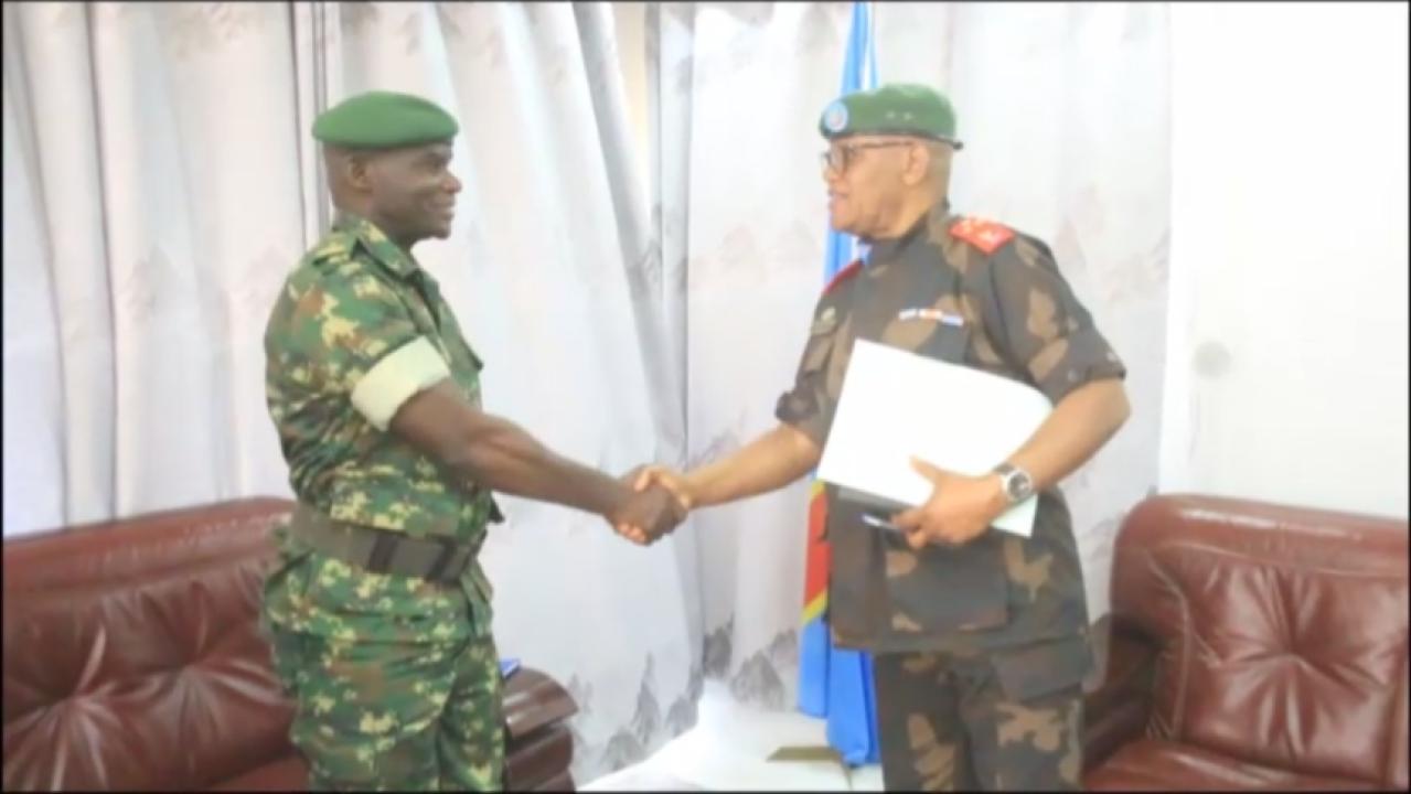 Le gouverneur militaire du Nord-Kivu, le lieutenant général Constant Ndima et le commandant de la force terrestre de l'armée burundaise et chef technique de l'EAC, le général major Sibomana Ignace.