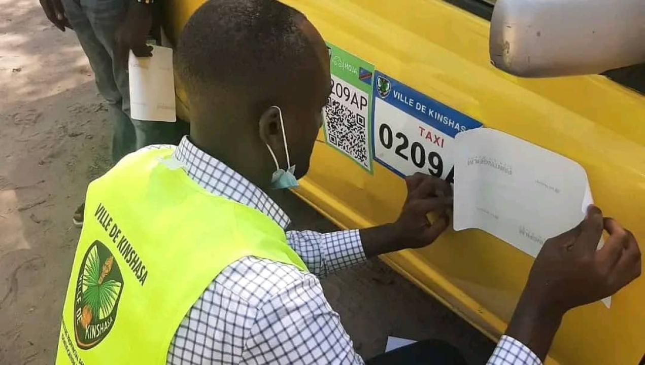 Un agent de l'hôtel de ville lors de l'enregistrement des  taxis  à Kinshasa ( photos d'illustration)