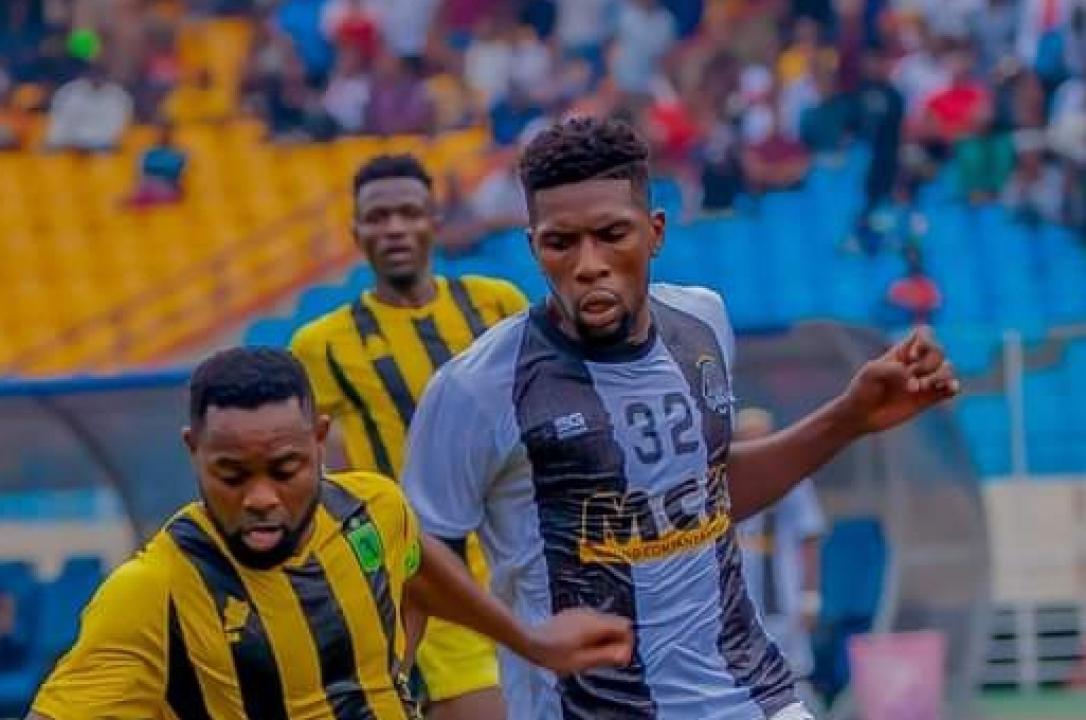 Jephte Kitambala en duel avec l'ancien capitaine de VClub, Patou Ebunga. [Photo d'illustration]