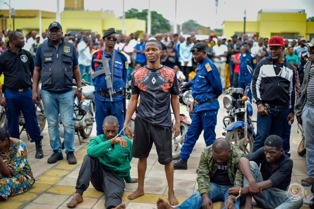 Un groupe de bandits présentés à Kinshasa devant le VPM de l'intérieur Peter Kazadi.