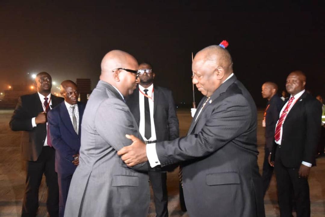 Le Président Sud-africain accueilli par le PM Sama Lukonde à l'aéroport international de Ndjili