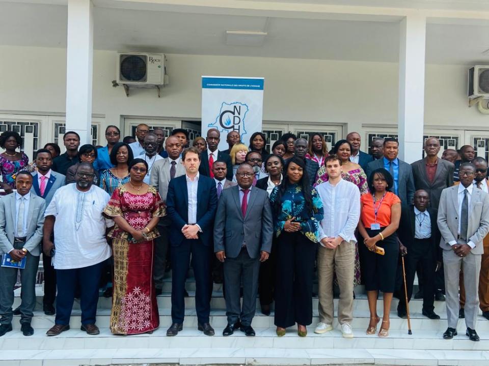 Le Président de la CNDH, Paul N'sapu Mukulu, pose avec quelques membres de l'OIF et du Centre Sport des Droits de l'Homme