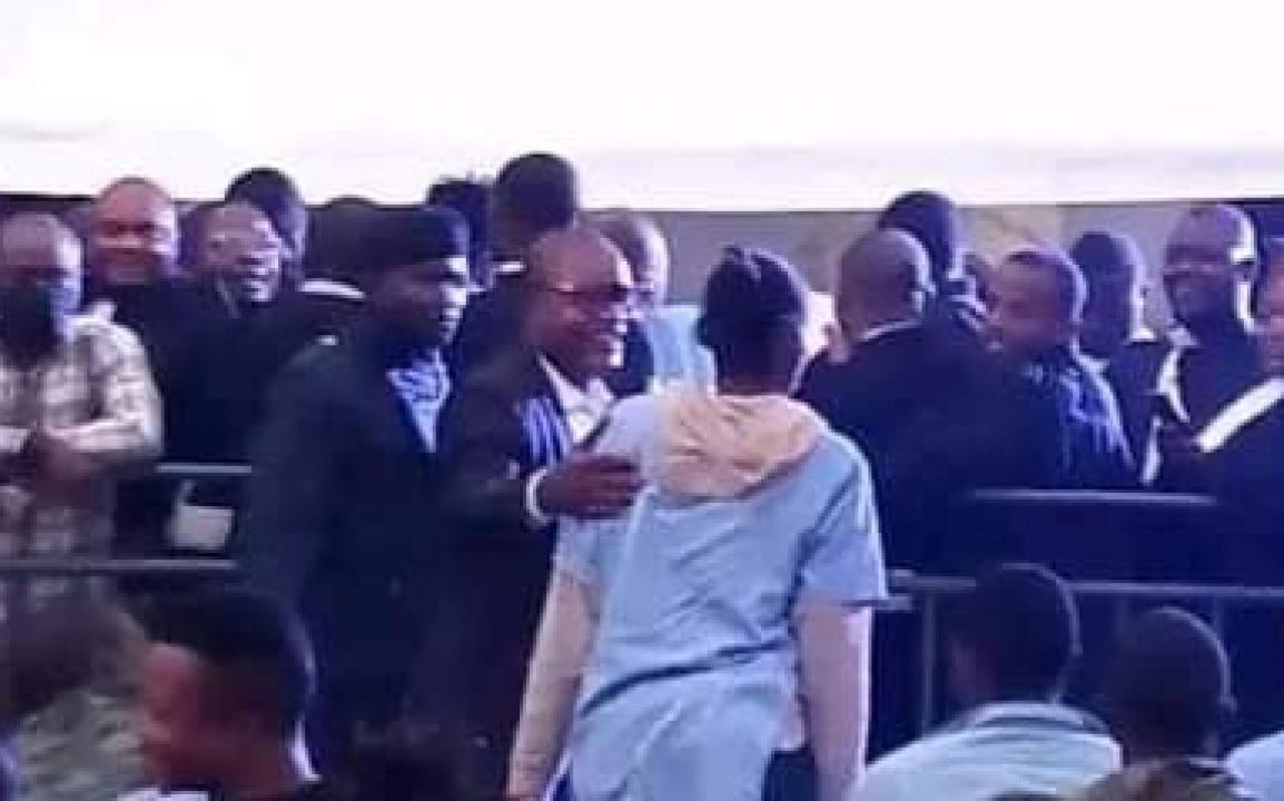 Le ministre de l'intérieur, Péter Kazadi et la tiktokeuse Éliane. 