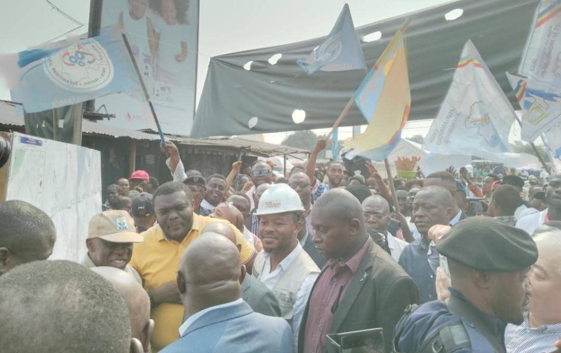 Le député Auguy Kalonji assiste aux côtés du ministre des infrastructures Alexis Gisaro au lancement des travaux de réhabilitation de l'avenue BAT à N'sele.