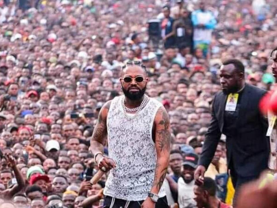 Ferré Gola devant ses fans, au stade des martyrs de Kinshasa.
