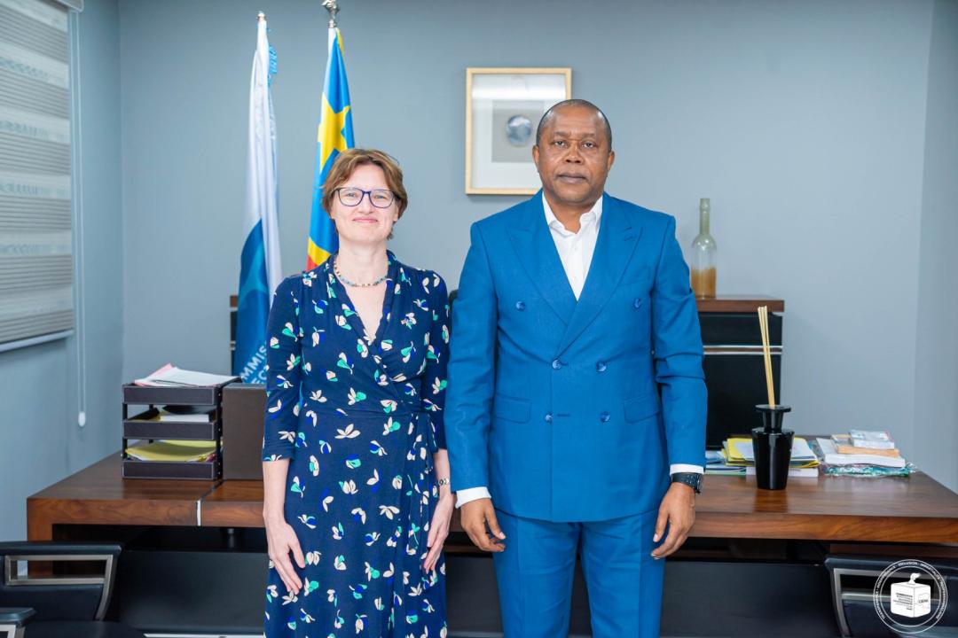 L'ambassadrice de la Grande-Bretagne en RDC, Mme Alyson King et le président de la CENI, Denis Kadima