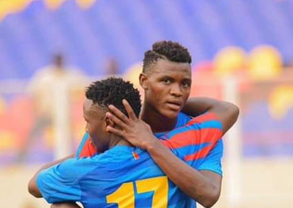 Deux Léopards juniors en accolade fraternelle.
