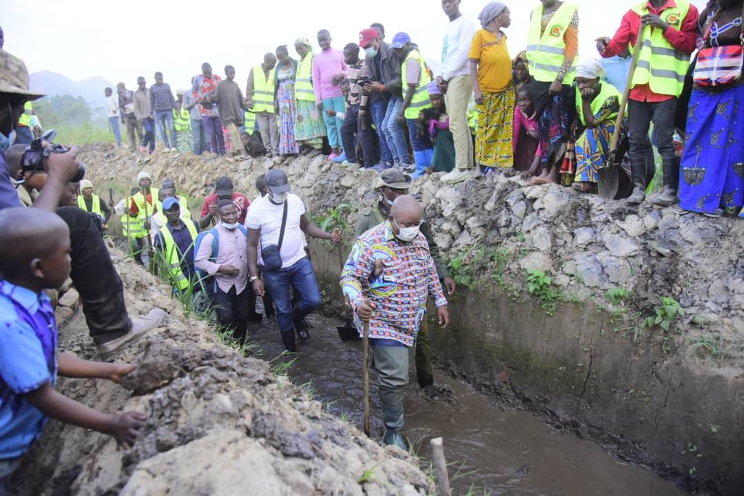 Le ministre d'État en charge du Budget Aimé Boji Sangara palpe du doigt l'évolution des travaux de drainage du Marais de Karhongo.