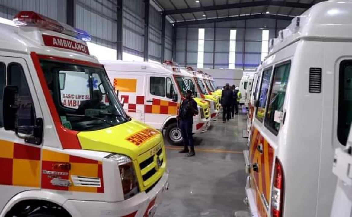Les ambulances du CNJF à l'entrepôt de l'usine de montage de Mercedes à Kinshasa.