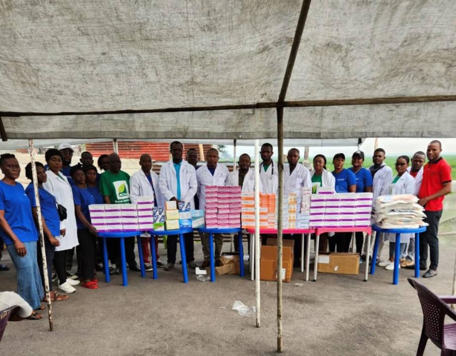 Les médecins de l'UNC présentent les médicaments qui ont accompagné leur campagne à Mont Amba