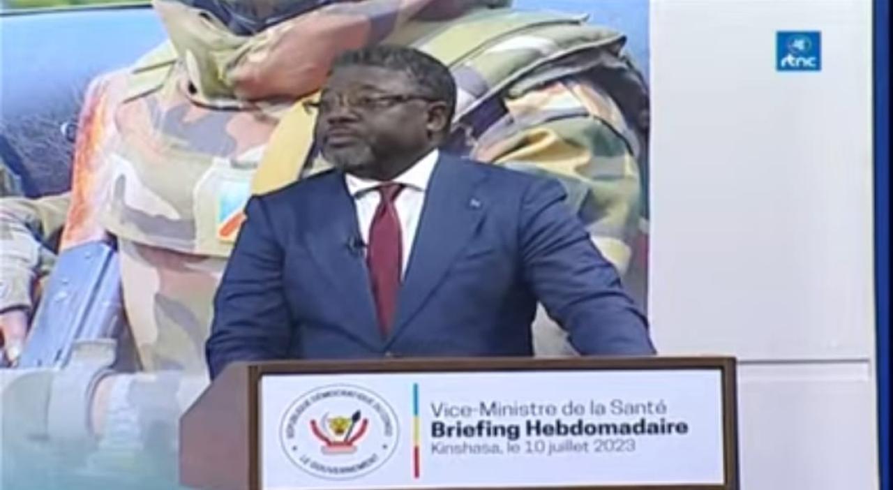 Le vice-ministre de la santé, Serge Olene lors du briefing co-animé avec le ministre des médias et le VPM de l'intérieur