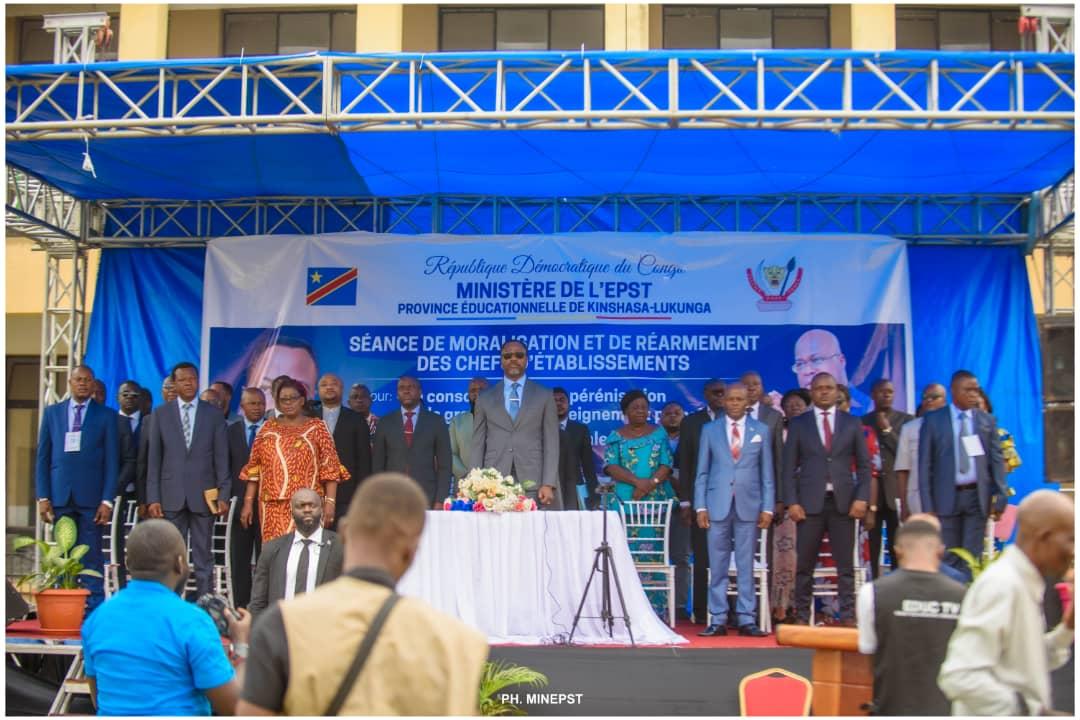 Le ministre de l'EPST Tony Mwaba devant une panoplie de chefs d'établissements scolaires publics et privés de la province éducationnelle de Lukunga.