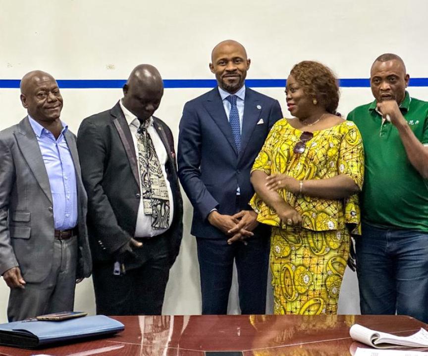 Le ministre des médias Patrick Muyaya et les membres de la délégation syndicale de la RTNC.