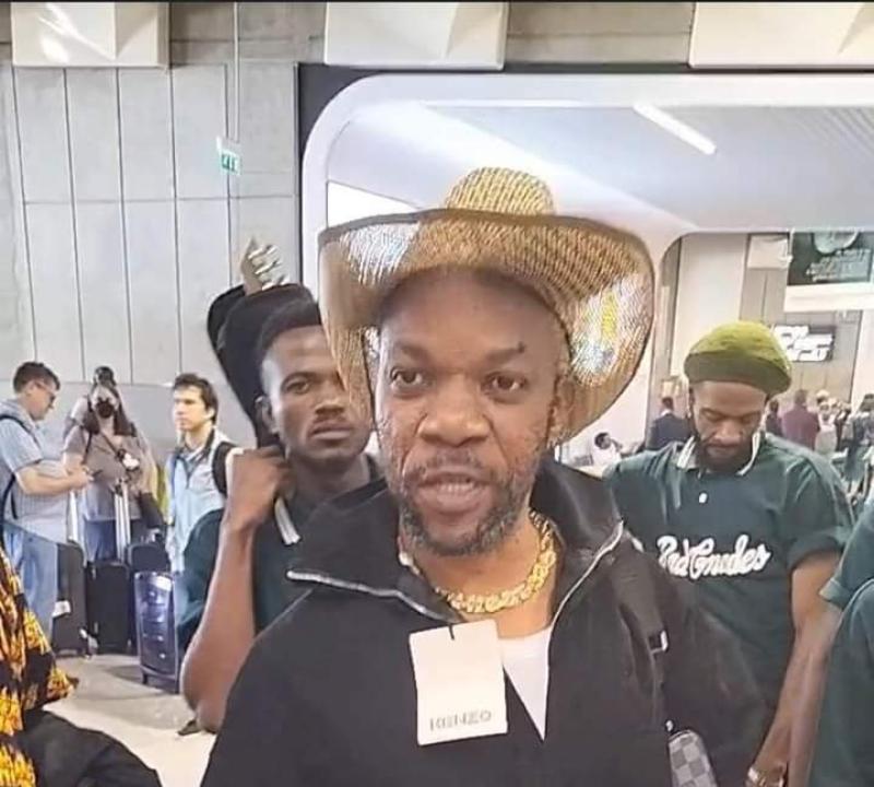 Manda Chante et ses musiciens à l'aéroport Roissy Charles de Gaulle à Paris. [Photo d'illustration]
