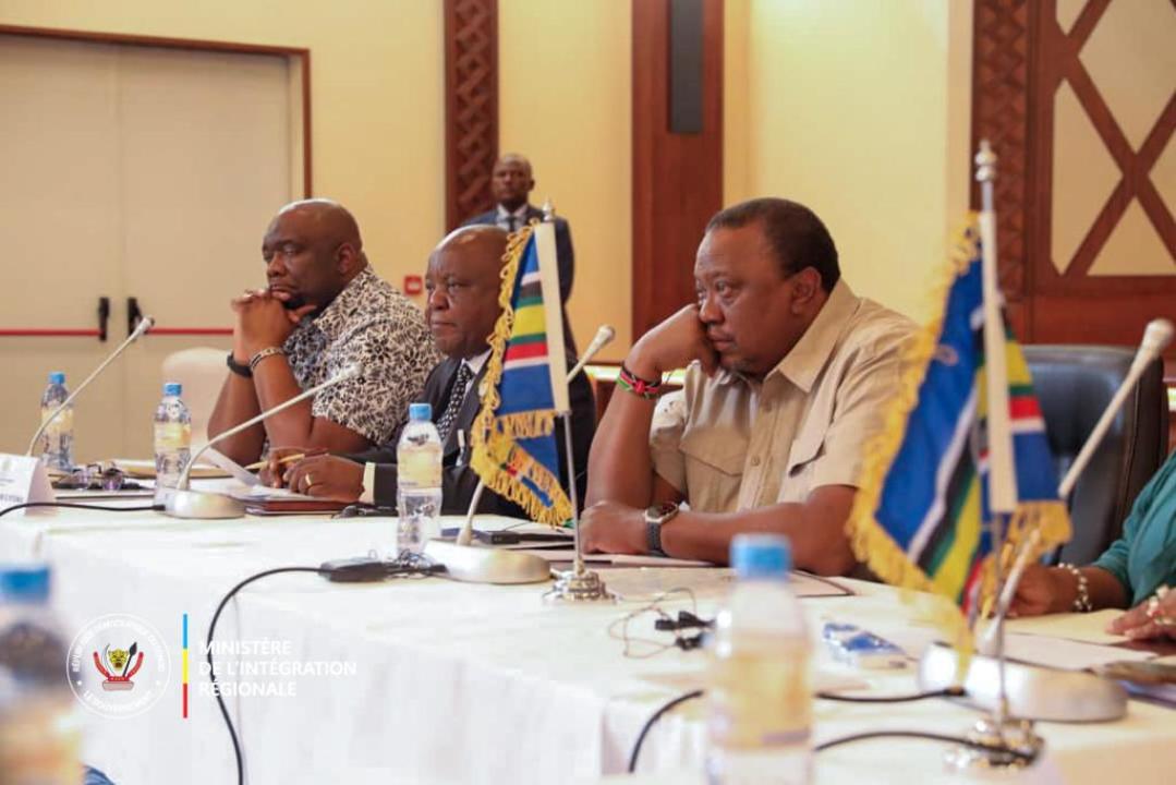 Le facilitateur Uhuru Kenyatta aux côtés du ministre congolais de l'intégration régionale Mbusa Nyamwisi lors d'une réunion de sécurité à Goma [photo d'illustration]