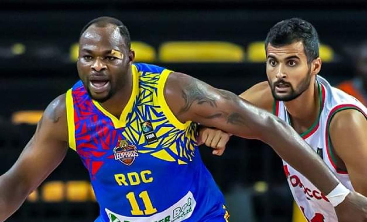 Pitchou Manga en duel avec un basketteur marocain.