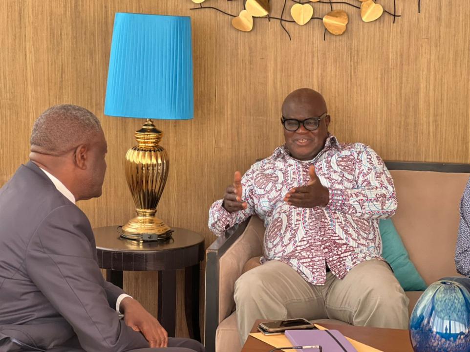 Le Dr Denis Mukwege et le président du MPCR Jean-Claude Vuemba au cours d'un entretien.