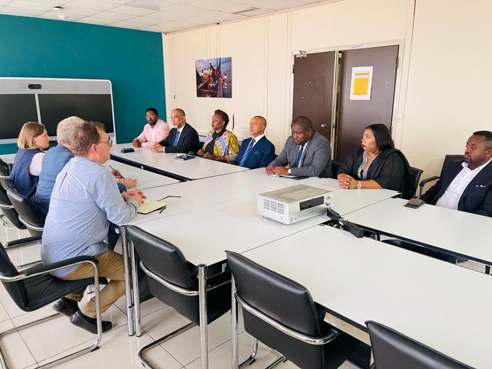 Moïse Katumbi accompagné des cadres de son parti au cours d'une rencontre avec J.M. Châtaigner ambassadeur UE auprès de la RDC