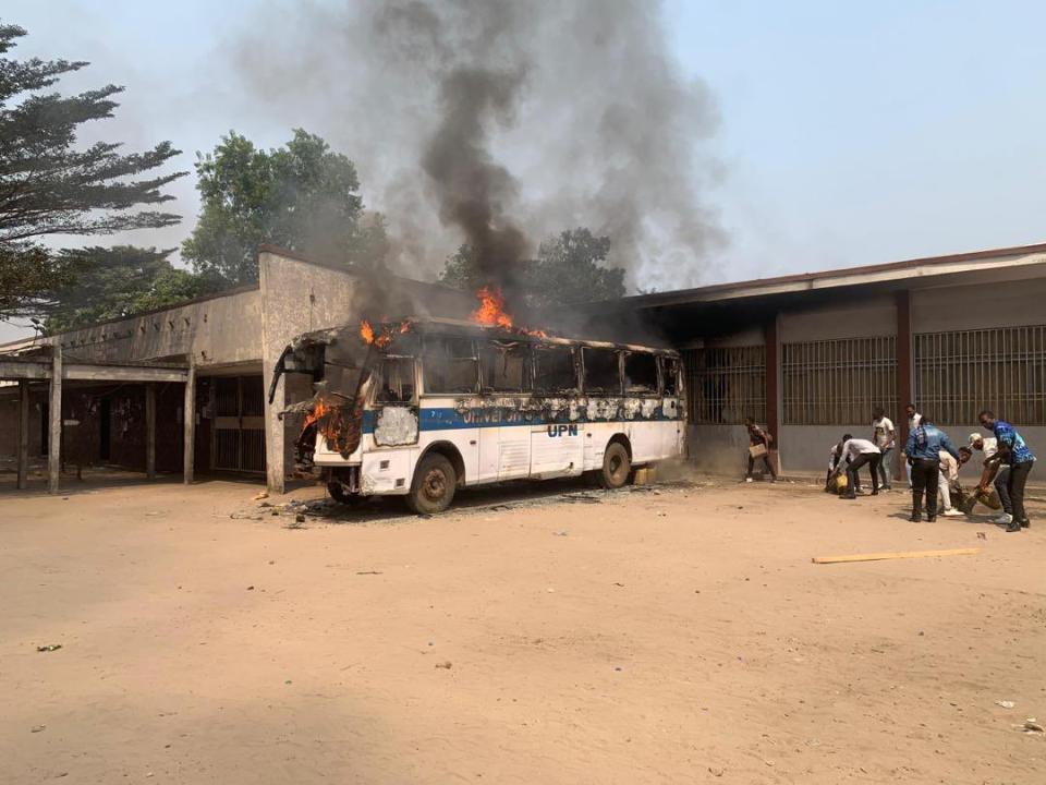 Un bus brûlé par les étudiants de l'UPN lors de la manifestation, mardi 18 juillet 2023.