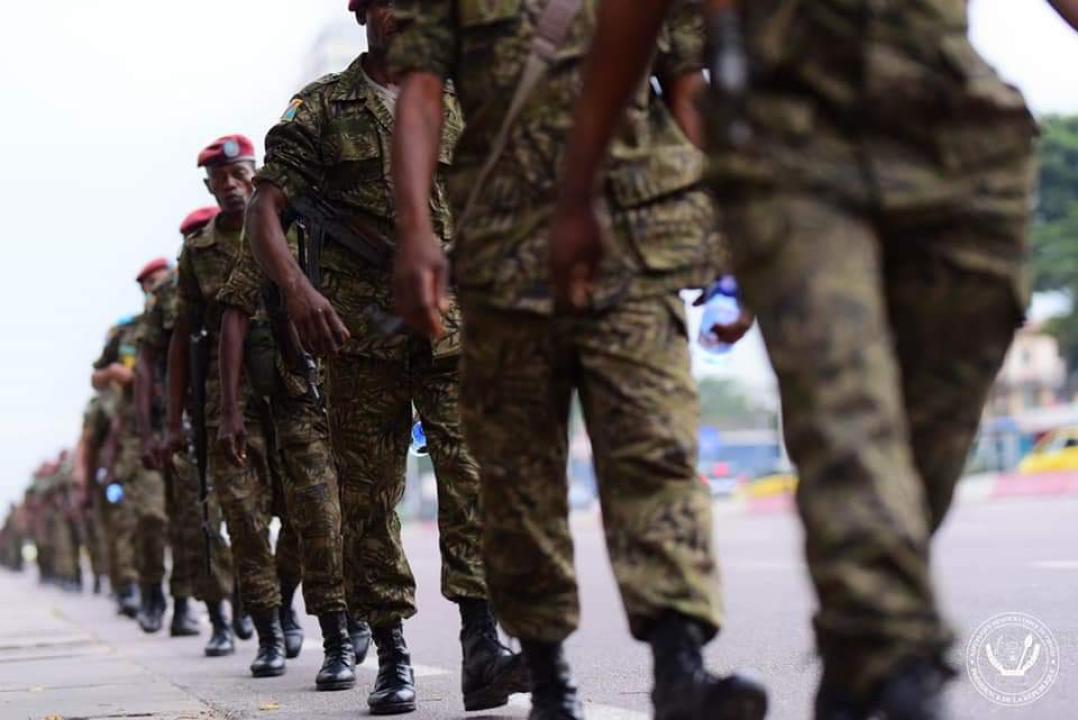 Les militaires de la garde républicaine en pleine marche de dissuasion et d'endurance à Kinshasa.