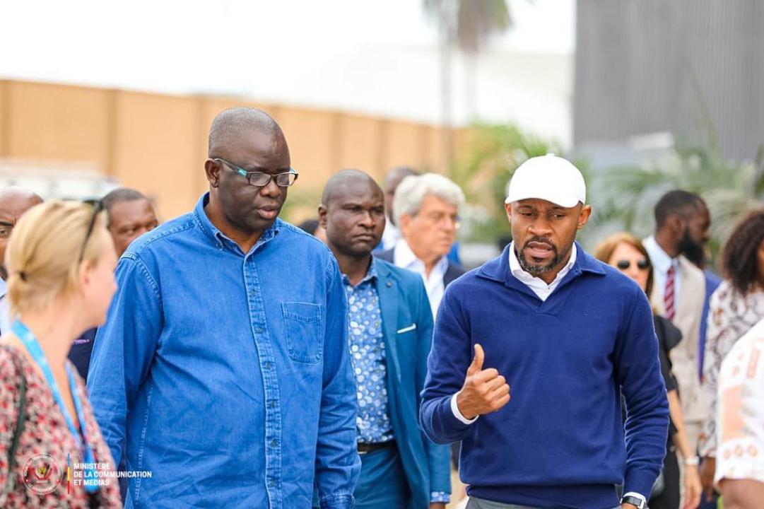 Le ministre des médias, Patrick Muyaya échange avec le directeur Isidore Kwandja lors d'une descente, jeudi 20 juillet, sur le site retenu pour les IXe Jeux de la francophonie