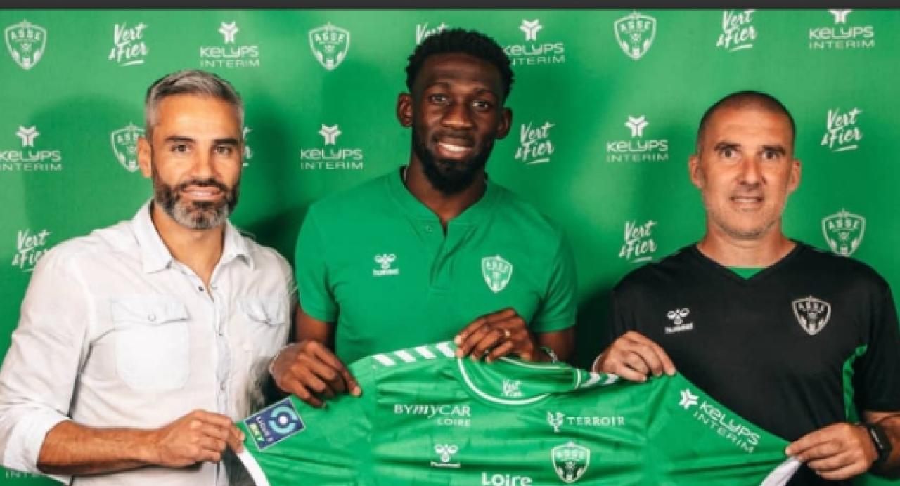 Dylan Batubinsika lors de sa présentation à l'AS Saint-Étienne.