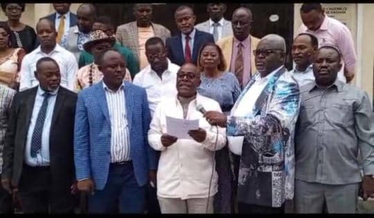 Les députés provinciaux de Kinshasa lisant leur déclaration devant le siège de l'assemblée provinciale de Kinshasa