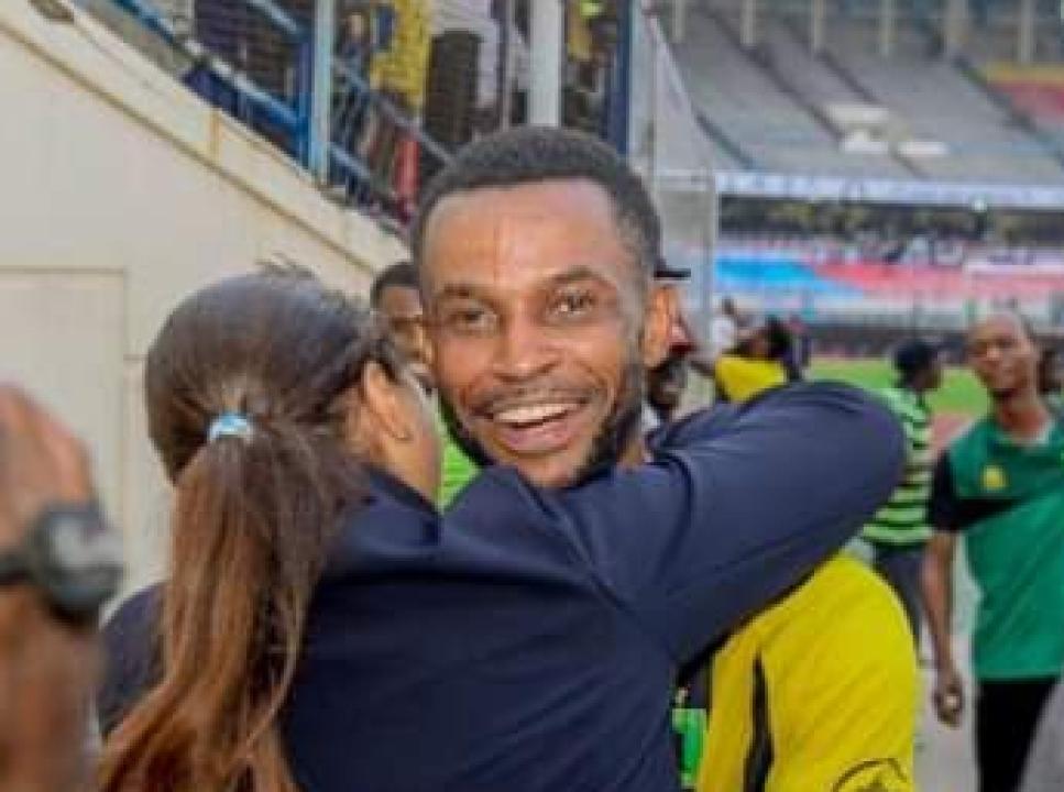 Peter Mutumosi en accolade fraternelle avec la présidente de VClub Bestine Kazadi.