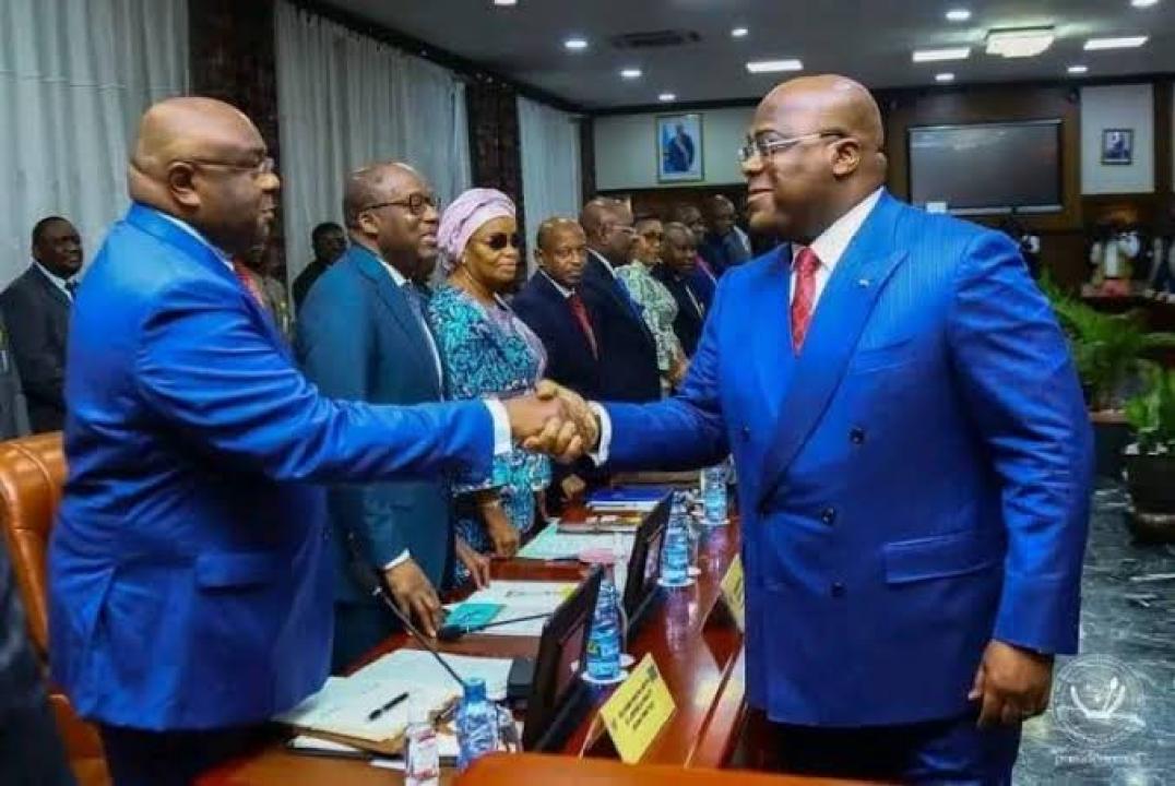Le Président Félix Tshisekedi salue le VPM Jean-Pierre Bemba au cours d'une réunion du conseil des ministres.