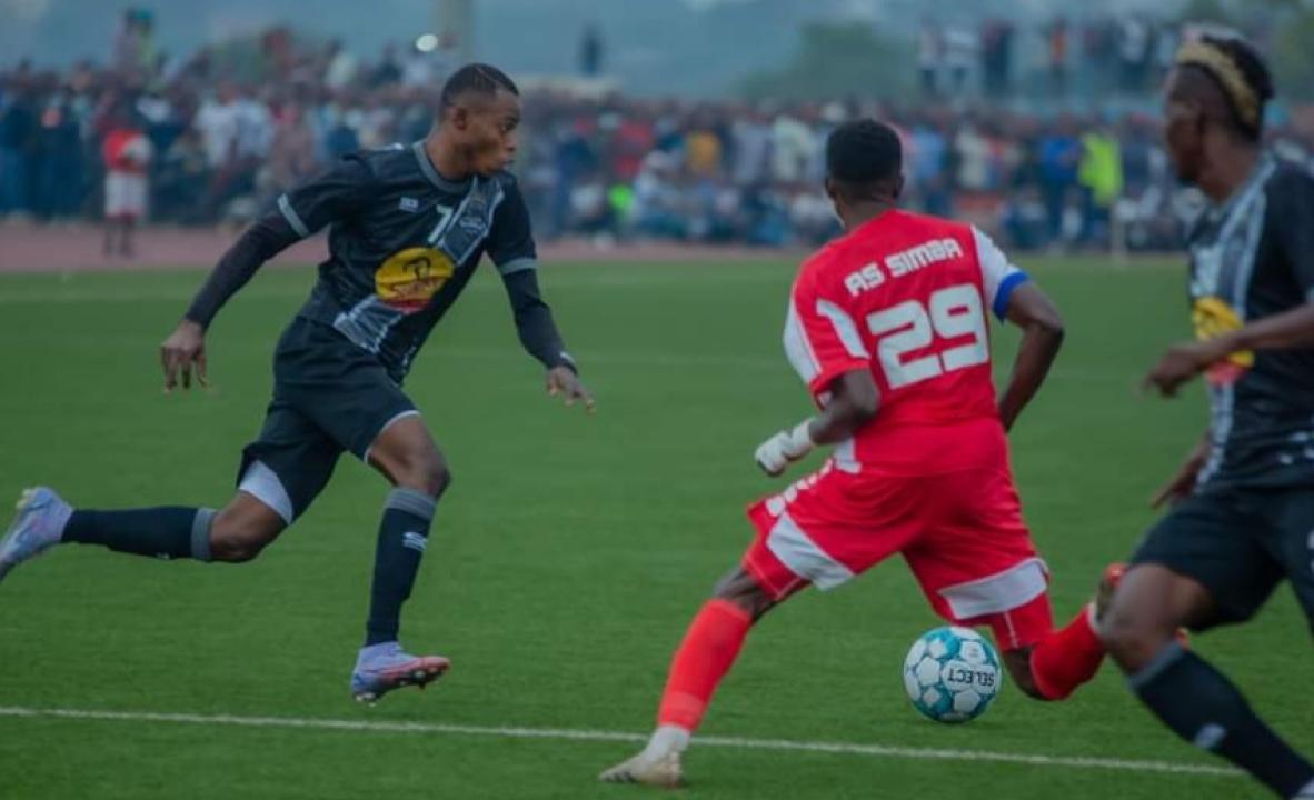 Philippe Kinzumbi en duel avec un joueur l'AS Simba à Kolwezi.
