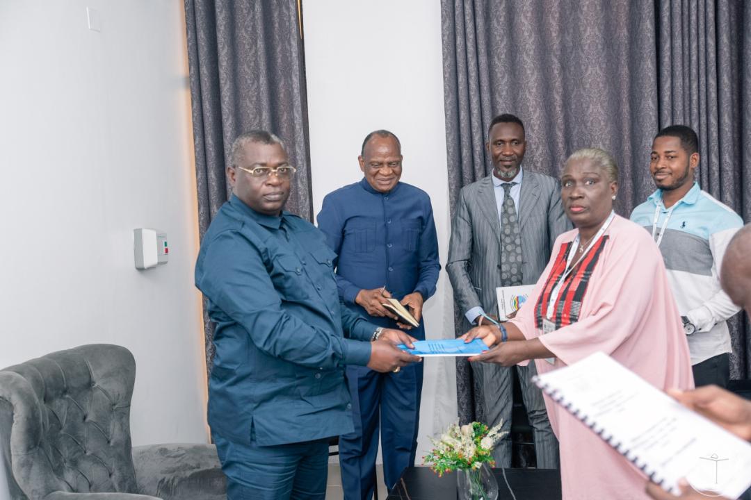 Le 1er vice-président de la CENI reçoit le rapport de la mission conjointe africaine d'observation électorale.
