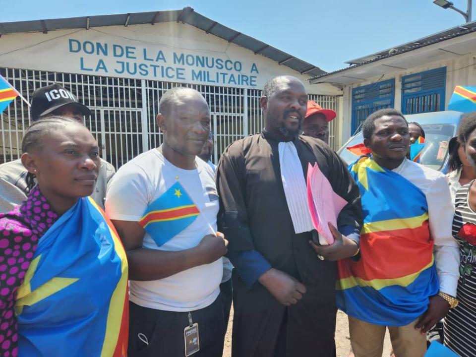 Les victimes des atrocités du M23 après le dépôt d'une plainte à la justice militaire dans la ville de Goma.