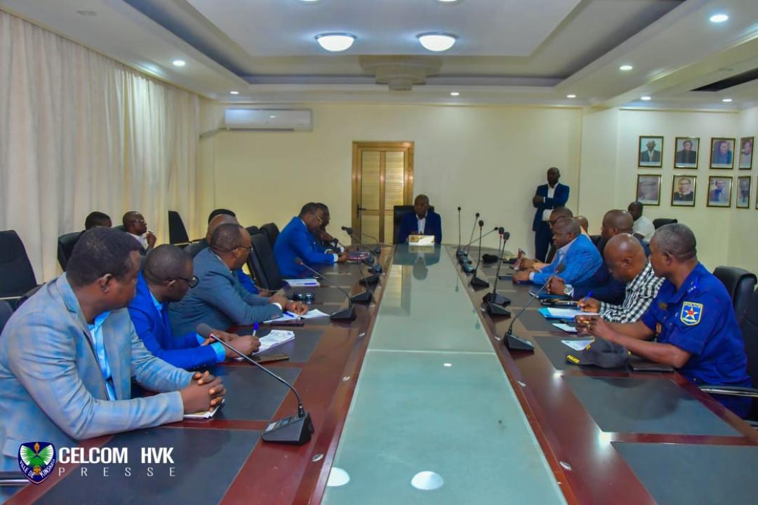 Le Gouverneur de Kinshasa et les responsables de l'Ecidé au cours d'une séance de travail, mercredi 26 juillet 2023.