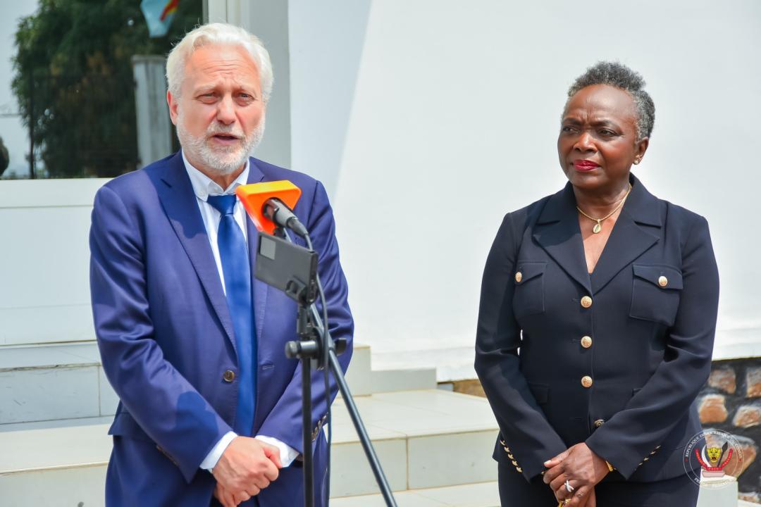 Le PDG de TV 5 Monde Yves Bigot fait le point devant la presse après sa rencontre avec le Premier Ministre.