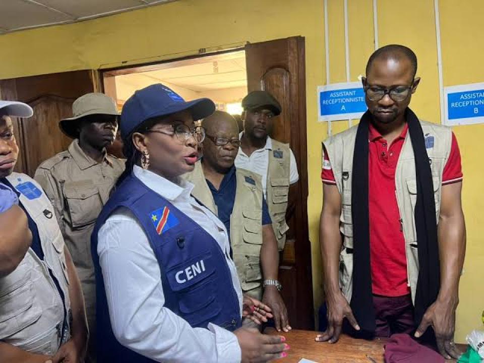 Patricia Nseya, Rapporteur de la CENI, entourée des autres agents.