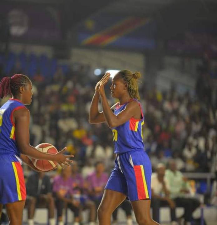 Deux Léopards basket dames de la RDC, au gymnase des martyrs.