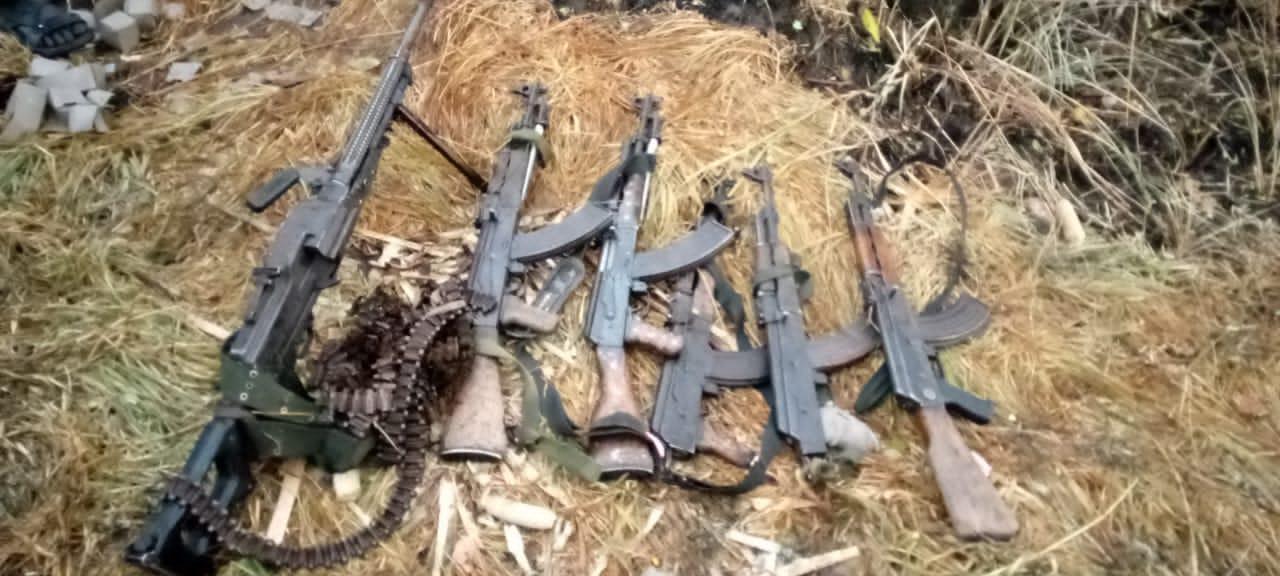 Les armes de guerre récupérées par la coalition FARDC-UPDF lors des combats qui l'ont opposé aux terroristes ADF/MTM dans la vallée de Mwalika.