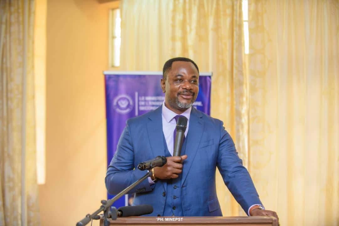 Le ministre Tony Mwaba devant les syndicalistes à Mbuela Lodge, à Kinshasa