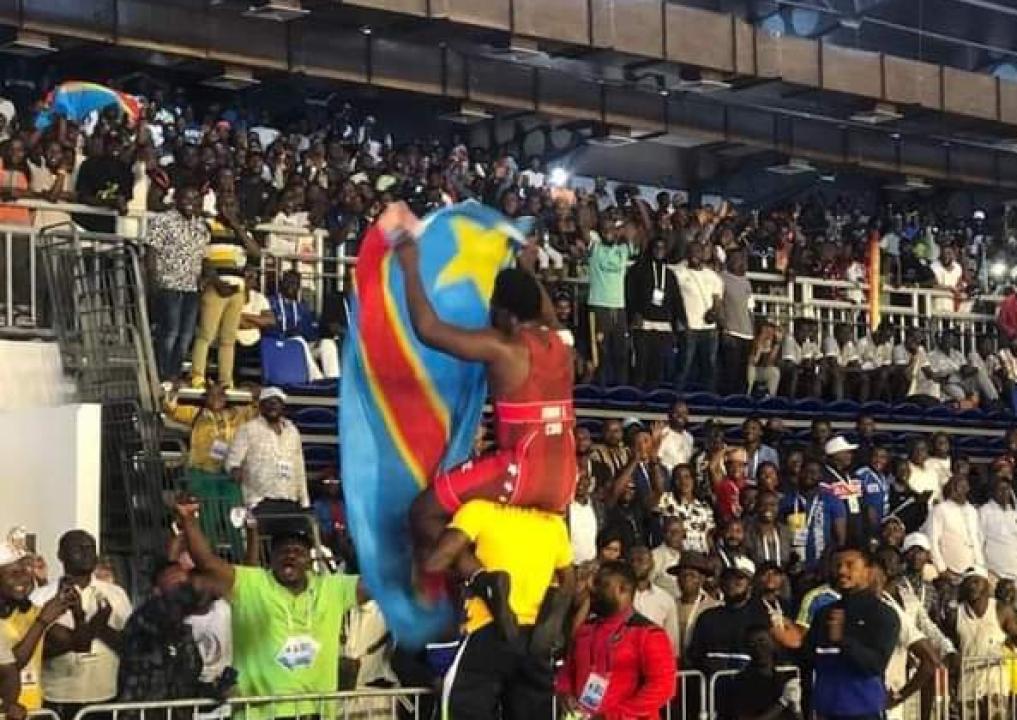 Le lutteur congolais, Aaron Mbo en pleine célébration de sa victoire au gymnase Tata Raphaël.