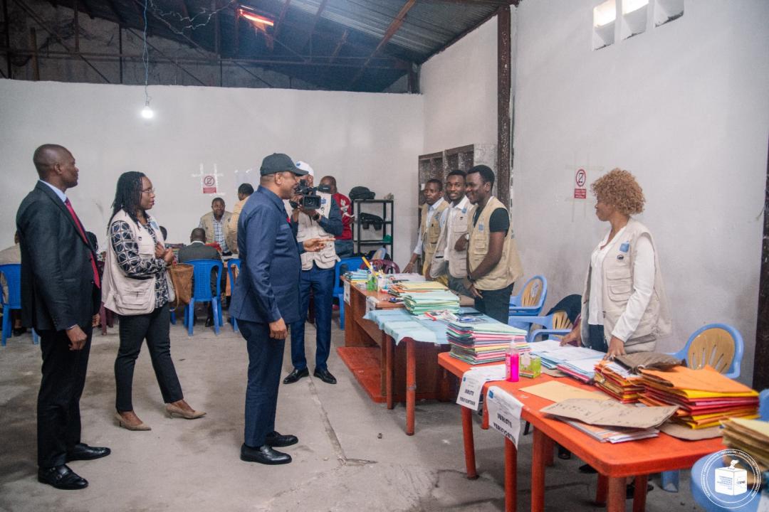 Le Président de la CENI Denis Kadima lors d'une descente dans un bureau de réception et traitement des candidatures, mardi 18 juillet 2023.